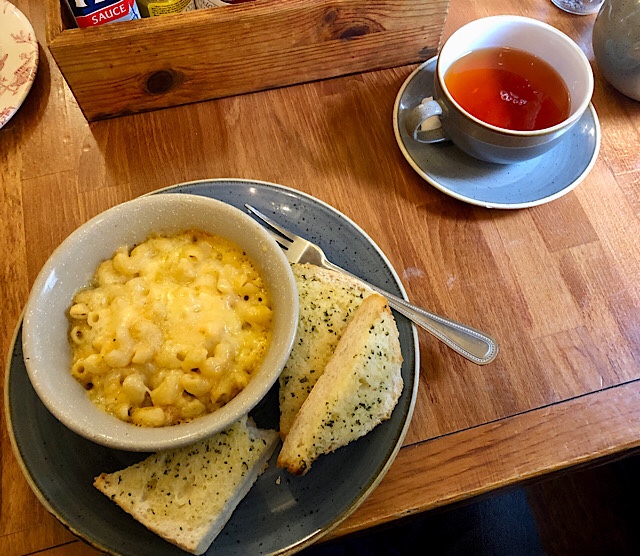 Vegetarian macaroni cheese and tea